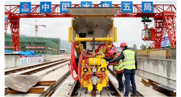 焊接故事| 成都地鐵18號(hào)線基建工程難度大，K922設(shè)備“保駕護(hù)航”